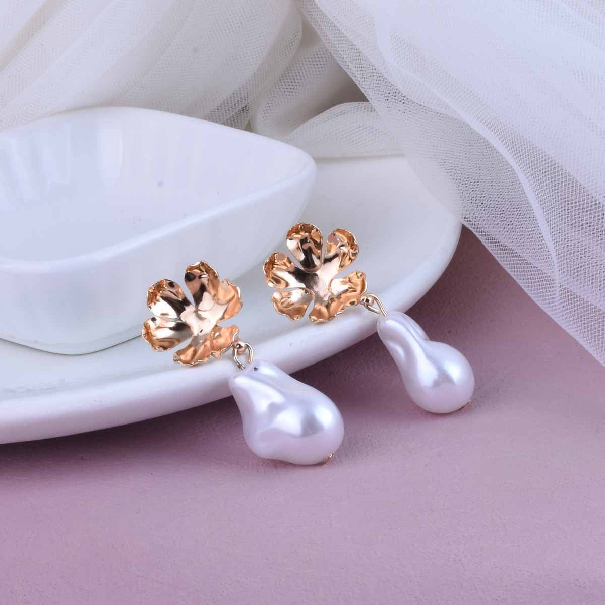 UNI-10534 - Gold Flower Chunky Pearl - Earring