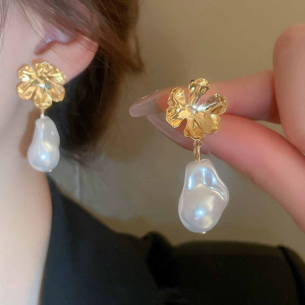 UNI-10534 - Gold Flower Chunky  Pearl    - Earring
